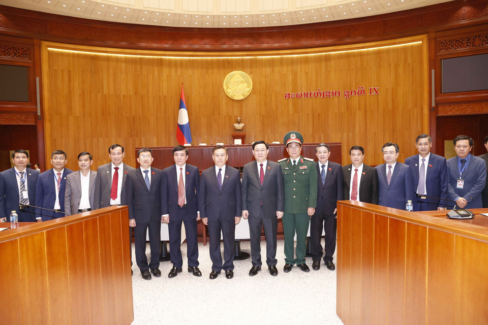 Chủ tịch Quốc hội Vương Đình Huệ và Chủ tịch Quốc hội Lào Saysomphone Phomvihane chụp ảnh chung với các đại biểu tại Nhà Quốc hội Lào. (Ảnh: Doãn Tấn/TTXVN)