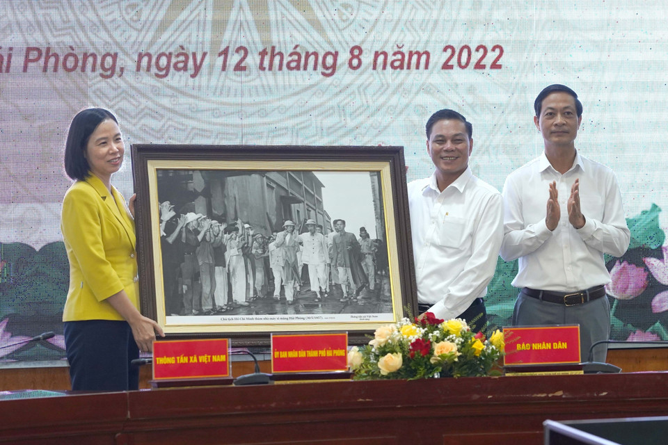 Bà Vũ Việt Trang, Tổng Giám đốc Thông tấn xã Việt Nam tặng quà lưu niệm lãnh đạo Ủy ban Nhân dân thành phố Hải Phòng. (Ảnh: Hoàng Ngọc/TTXVN)