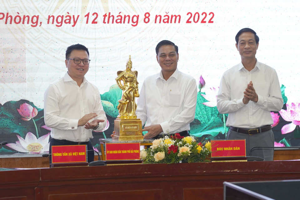 Ông Nguyễn Văn Tùng, Chủ tịch Ủy ban Nhân dân thành phố Hải Phòng tặng quà lưu niệm lãnh đạo Báo Nhân dân. (Ảnh: Hoàng Ngọc/TTXVN)