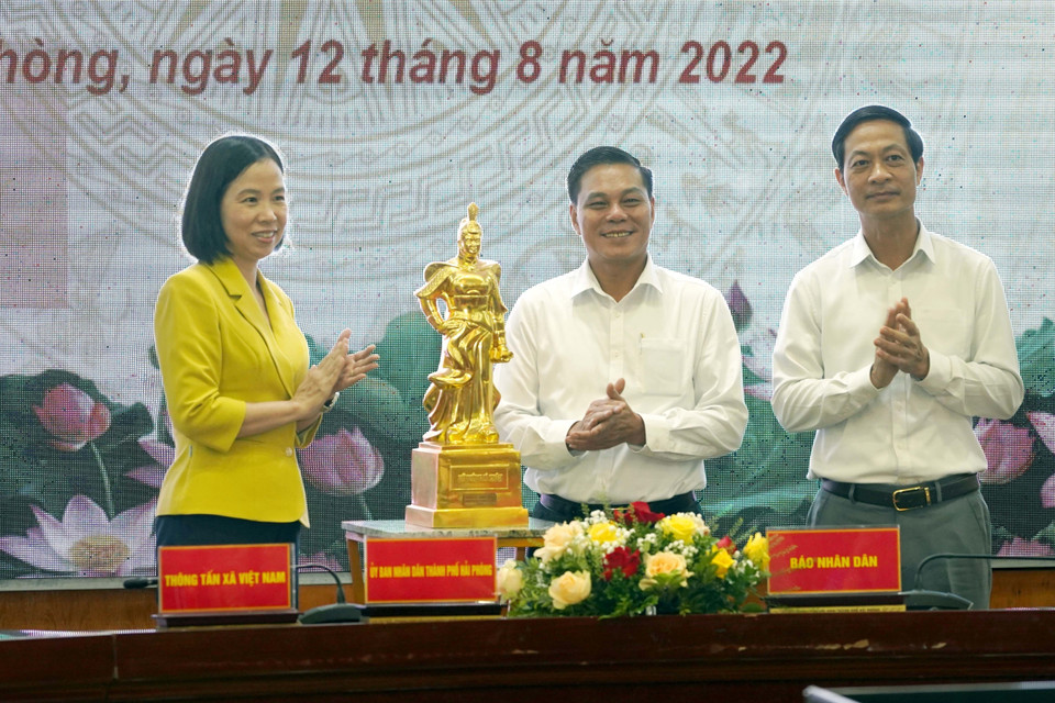 Ông Nguyễn Văn Tùng, Chủ tịch Ủy ban Nhân dân thành phố Hải Phòng tặng quà lưu niệm lãnh đạo Thông tấn xã Việt Nam. (Ảnh: Hoàng Ngọc/TTXVN)