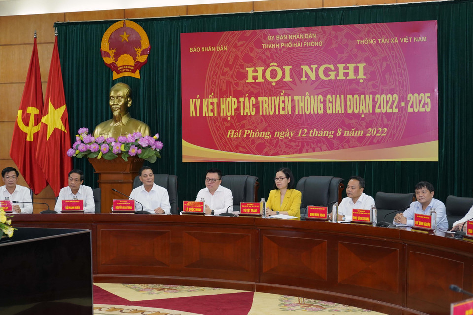 Lãnh đạo thành phố Hải Phòng, Thông tấn xã Việt Nam và báo Nhân dân dự lễ ký kết. (Ảnh: Hoàng Ngọc/TTXVN)