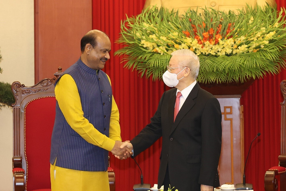 Tổng Bí thư Nguyễn Phú Trọng và Chủ tịch Hạ viện Cộng hòa Ấn Độ Om Birla. (Ảnh: Trí Dũng/TTXVN)