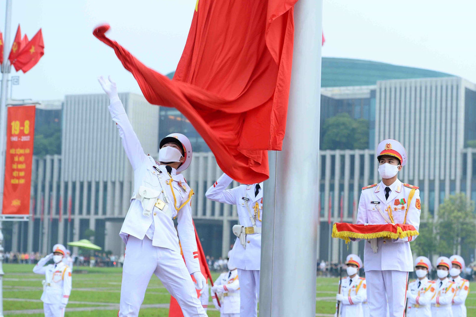 Đúng 6h, khi Quốc ca vang lên, người lính tung cờ và Quốc kỳ được kéo lên cột cờ cao 29m. (Ảnh: Minh Đức/TTXVN)