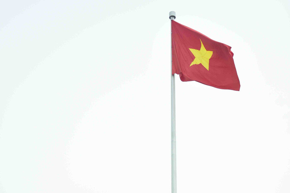 Quốc kỳ được kéo lên cột cờ cao 29m. (Ảnh: Minh Đức/TTXVN)