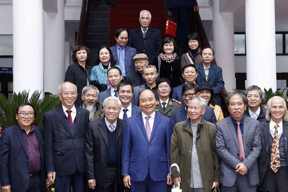 Chủ tịch nước Nguyễn Xuân Phúc cùng các nhà văn, nhà thơ tại Lễ phát động. (Ảnh: Thống Nhất/TTXVN)