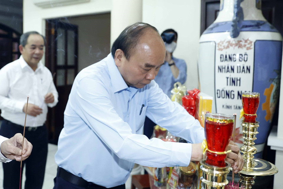 Chủ tịch nước Nguyễn Xuân Phúc tới dâng hương đồng chí Nguyễn Hữu Thọ. (Ảnh: Thống Nhất/TTXVN)