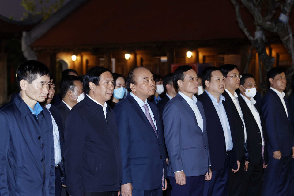 Chủ tịch nước Nguyễn Xuân Phúc và các đại biểu dâng hương đồng chí Nguyễn Đức Cảnh. (Ảnh: Thống Nhất/TTXVN)