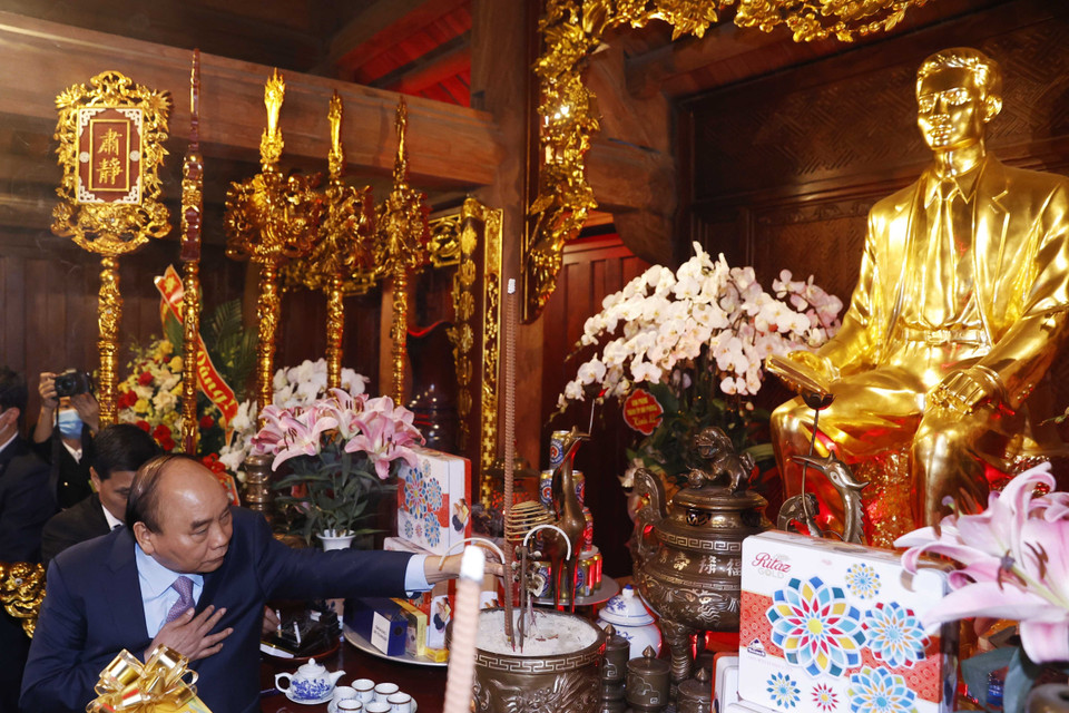 Chủ tịch nước Nguyễn Xuân Phúc dâng hương đồng chí Nguyễn Đức Cảnh - nhà lãnh đạo tiên phong của phong trào công nhân Việt Nam, sáng lập viên Đảng Cộng sản Việt Nam năm 1930, Bí thư Xứ ủy Bắc Kỳ, Chủ tịch Tổng Công hội đỏ Bắc Kỳ, tổ chức tiền thân của Tổng Liên đoàn lao động Việt Nam và là Bí thư đầu tiên của Đảng bộ Hải Phòng. (Ảnh: Thống Nhất/TTXVN)