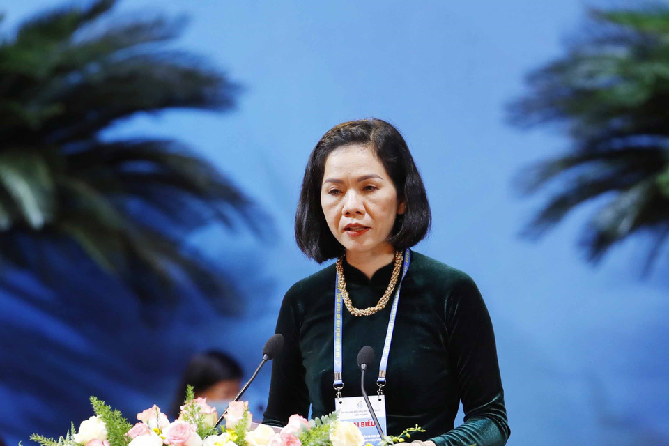 Phó Chủ tịch Hội Phụ nữ Việt Nam trình bày báo cáo giải trình, tiếp thu ý kiến thảo luận về dự thảo Báo cáo chính trị tại Đại hội. (Ảnh: Phương Hoa/TTXVN)
