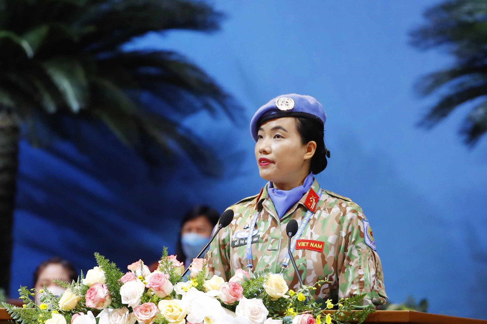 Trung tá Đỗ Thị Hằng Nga, Cục Gìn giữ hòa bình Việt Nam trình bày tham luận tại Đại hội. (Ảnh: Phương Hoa/TTXVN)