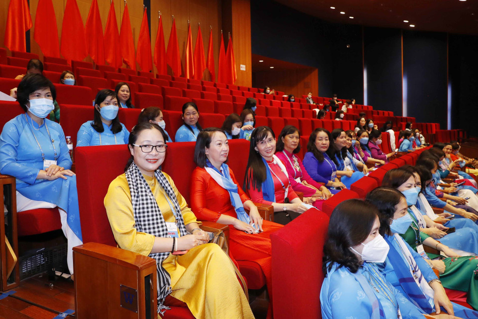 Đoàn đại biểu phụ nữ tỉnh Vĩnh Long dự phiên bế mạc Đại hội. (Ảnh: Phương Hoa/TTXVN)