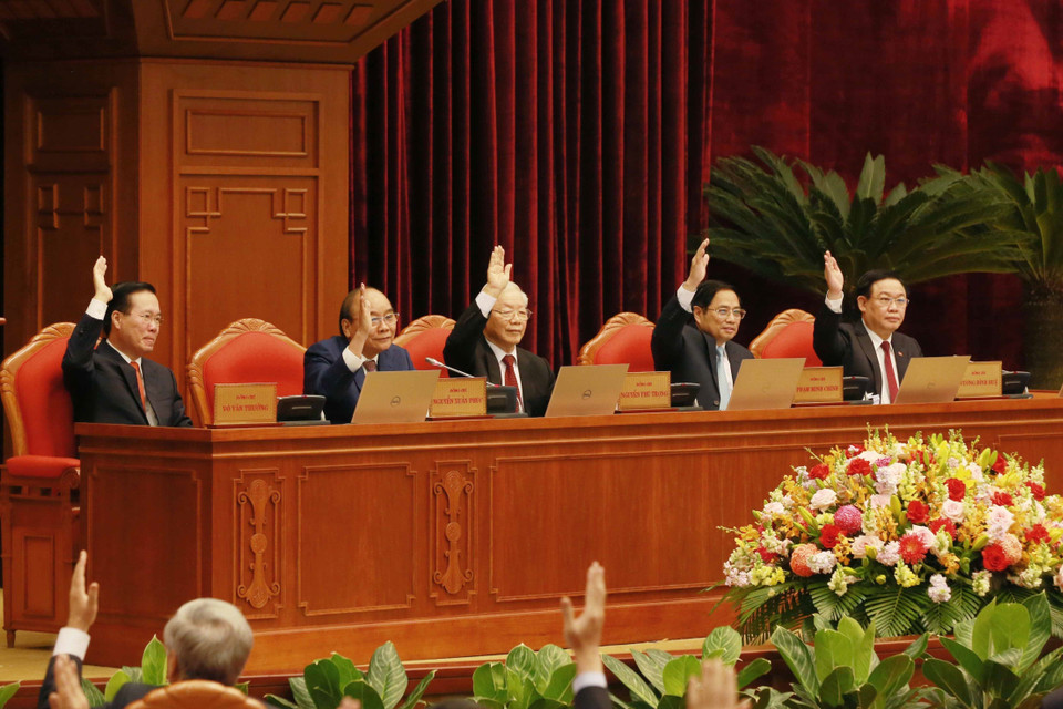 Các đại biểu biểu quyết thông qua chương trình hội nghị. (Ảnh: Phương Hoa/TTXVN)