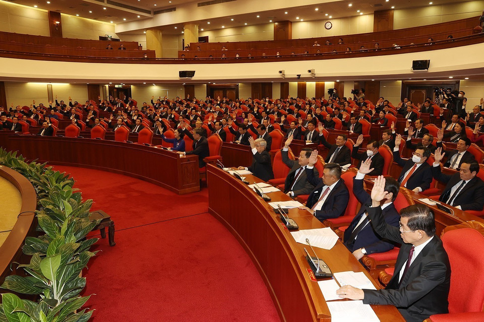 Các lãnh đạo Đảng, Nhà nước và các đại biểu biểu quyết thông qua chương trình hội nghị. (Ảnh: Trí Dũng/TTXVN)