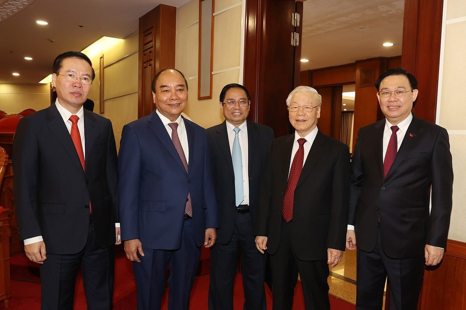 Tổng Bí thư Nguyễn Phú Trọng, Thường trực Ban Bí thư Võ Văn Thưởng, Chủ tịch nước Nguyễn Xuân Phúc, Thủ tướng Phạm Minh Chính và Chủ tịch Quốc hội Vương Đình Huệ dự hội nghị. (Ảnh: Trí Dũng/TTXVN)