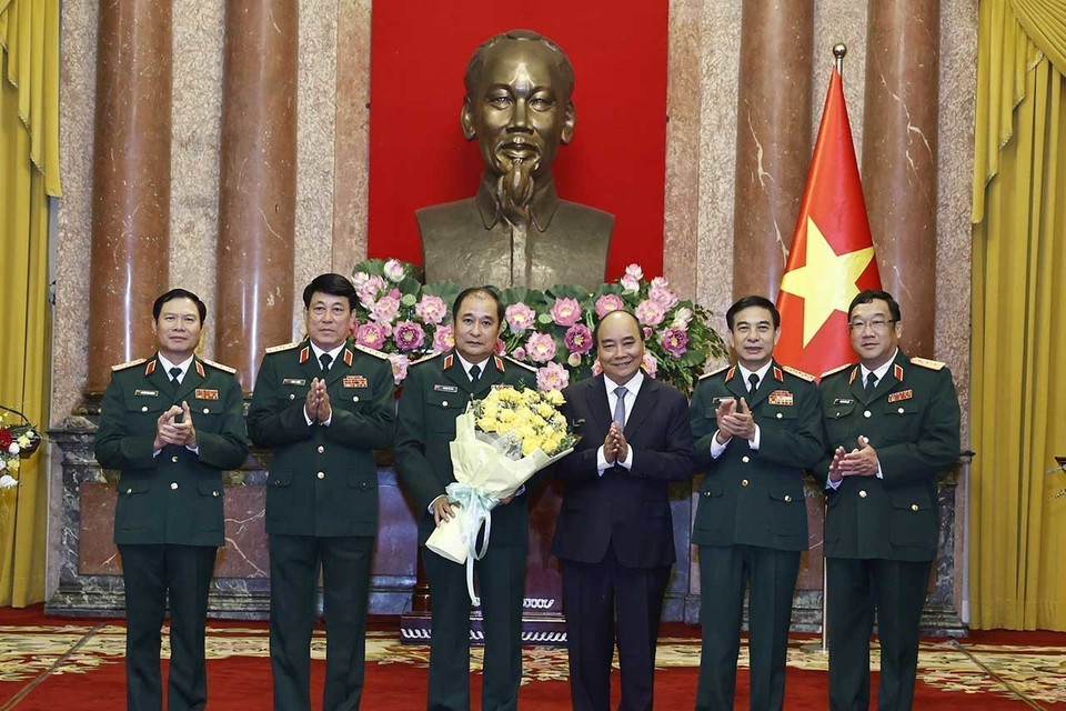 Chủ tịch nước Nguyễn Xuân Phúc và lãnh đạo Bộ Quốc phòng chúc mừng Thượng tướng Phùng Sĩ Tấn. (Ảnh: Thống Nhất/TTXVN)