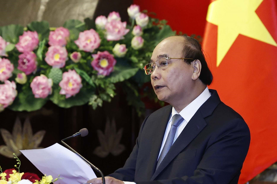 Chủ tịch nước Nguyễn Xuân Phúc phát biểu chúc mừng và giao nhiệm vụ cho Thượng tướng Phùng Sĩ Tấn. (Ảnh: Thống Nhất/TTXVN)