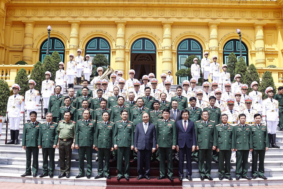 Chủ tịch nước Nguyễn Xuân Phúc chụp ảnh chung với lãnh đạo Bộ Quốc phòng và lãnh đạo Bộ Tổng Tham mưu Quân đội nhân dân Việt Nam. (Ảnh: Thống Nhất/TTXVN)
