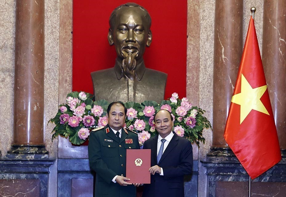 Chủ tịch nước Nguyễn Xuân Phúc trao quyết định thăng quân hàm Thượng tướng cho ông Phùng Sĩ Tấn. (Ảnh: Thống Nhất/TTXVN)