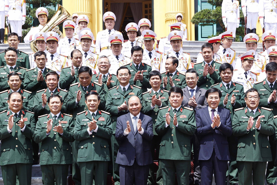 Chủ tịch nước Nguyễn Xuân Phúc chụp ảnh chung với lãnh đạo Bộ Quốc phòng và lãnh đạo Bộ Tổng Tham mưu Quân đội nhân dân Việt Nam. (Ảnh: Thống Nhất/TTXVN)