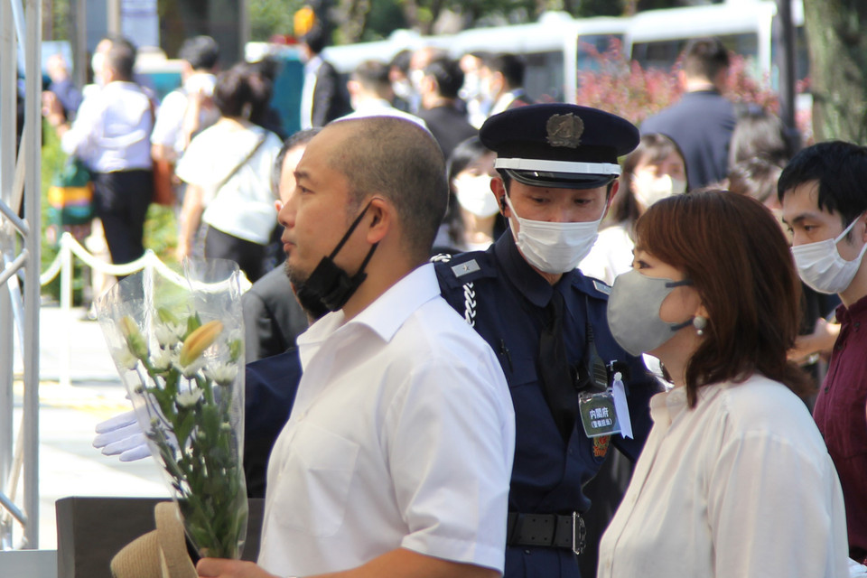Người dân Nhật Bản xếp hàng chờ vào viếng cố Thủ tướng Abe. (Ảnh: Đào Thanh Tùng/TTXVN)