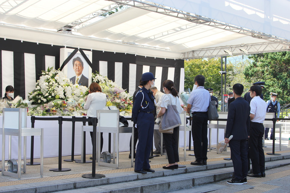 Ngay từ sáng sớm, hàng ngàn người, trong đó có cả những người Việt Nam đang sinh sống tại Nhật Bản, đã xếp hàng trước công viên Kudanzaka để đặt hoa tưởng niệm. (Ảnh: Đào Thanh Tùng/TTXVN)