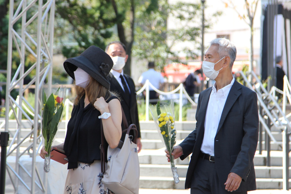 Theo dự kiến, thời gian dành cho người dân tới đặt hoa viếng cố Thủ tướng Abe ở các hương án tại công viên Kudanzaka sẽ kết thúc vào 16 giờ cùng ngày. (Ảnh: Đào Thanh Tùng/TTXVN)