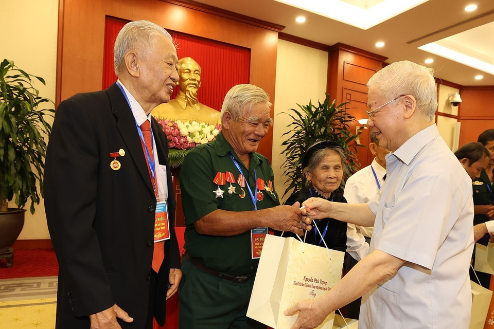 Tổng Bí thư Nguyễn Phú Trọng tặng quà cho các đại biểu người có công tiêu biểu toàn quốc. (Ảnh: Trí Dũng/TTXVN)