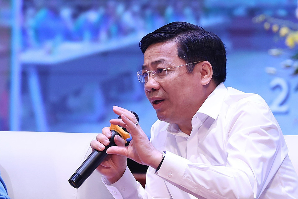 Bí thư Tỉnh ủy Bắc Giang Dương Văn Thái trả lời câu hỏi của công nhân. (Ảnh: Dương Giang/TTXVN)