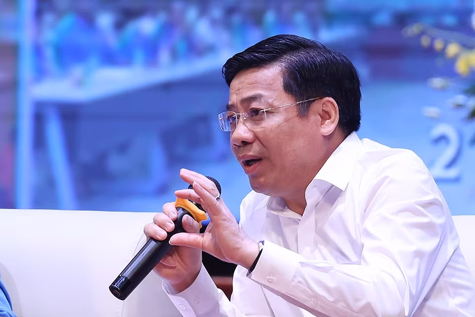 Bí thư Tỉnh ủy Bắc Giang Dương Văn Thái trả lời câu hỏi của công nhân. (Ảnh: Dương Giang/TTXVN)