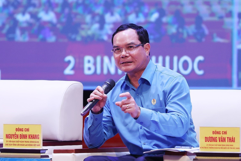 Chủ tịch Tổng Liên đoàn Lao động Việt Nam Nguyễn Đình Khang trả lời câu hỏi của công nhân. (Ảnh: Dương Giang/TTXVN)