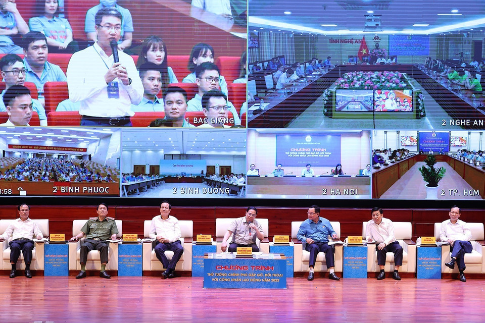 Thủ tướng Phạm Minh Chính và đại diện các bộ, ngành đối thoại với công nhân lao động năm 2022. (Ảnh: Dương Giang/TTXVN)