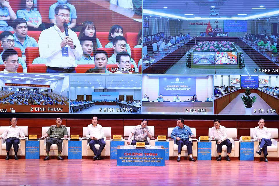 Thủ tướng Phạm Minh Chính và đại diện các bộ, ngành đối thoại với công nhân lao động năm 2022. (Ảnh: Dương Giang/TTXVN)
