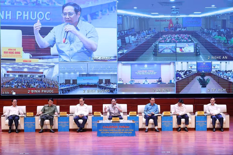 Thủ tướng Phạm Minh Chính và đại diện các bộ, ngành đối thoại với công nhân lao động năm 2022. (Ảnh: Dương Giang/TTXVN)