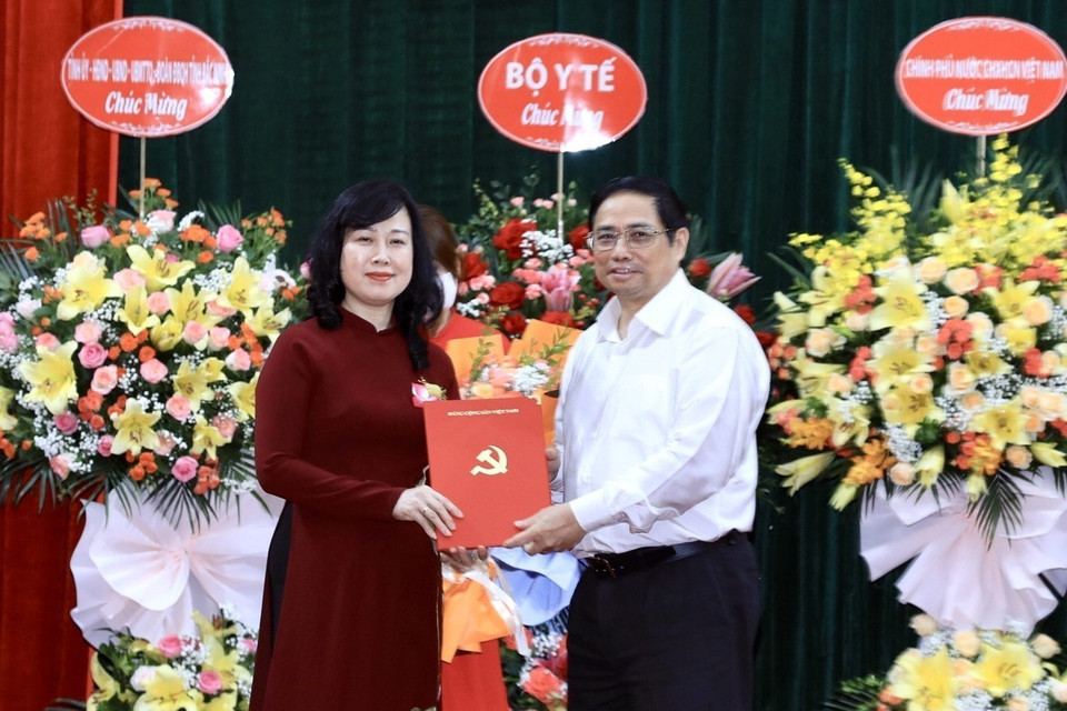 Thủ tướng Phạm Minh Chính trao quyết định Quyền Bộ trưởng Bộ Y tế cho bà Đào Hồng Lan. (Ảnh: Lâm Khánh/TTXVN)