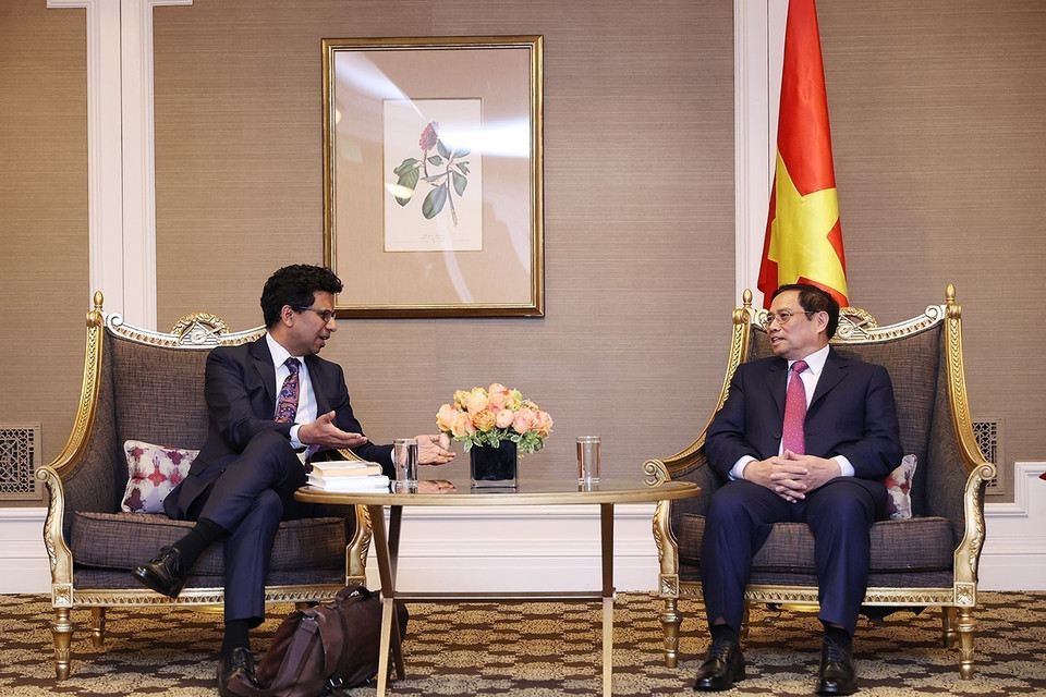Thủ tướng Phạm Minh Chính tiếp ông Sandy Gupta, Phó Chủ tịch phụ trách khu vực châu Á-Thái Bình Dương của Tập đoàn Microsoft. (Ảnh: Dương Giang/TTXVN)