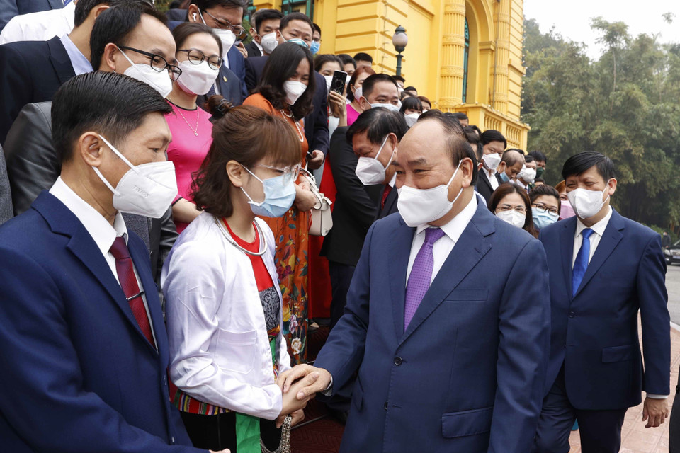 Chủ tịch nước Nguyễn Xuân Phúc gặp mặt thân mật Đoàn đại biểu cán bộ y tế tiêu biểu nhân kỷ niệm 67 năm Ngày Thầy thuốc Việt Nam. (Ảnh: Thống Nhất/TTXVN)