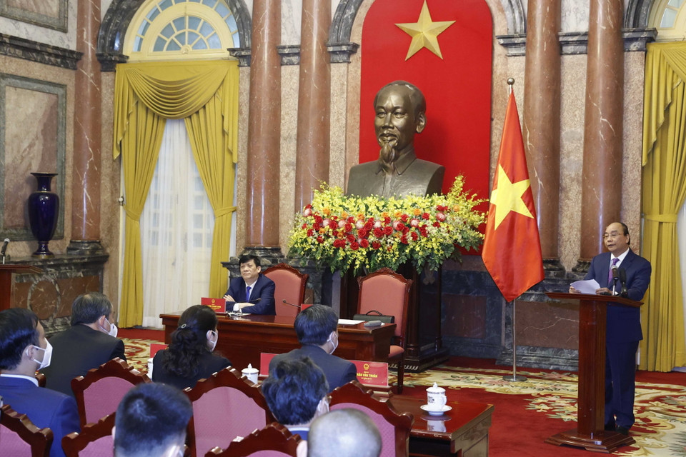 Chủ tịch nước Nguyễn Xuân Phúc gặp mặt thân mật 150 đại biểu, thầy thuốc, cán bộ, công chức ngành y tế tiêu biểu toàn quốc. (Ảnh: Thống Nhất/TTXVN)