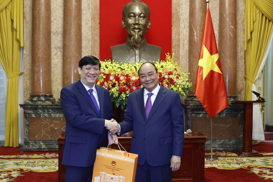 Chủ tịch nước Nguyễn Xuân Phúc tặng quà cho Bộ trưởng Bộ Y tế Nguyễn Thanh Long. (Ảnh: Thống Nhất/TTXVN)