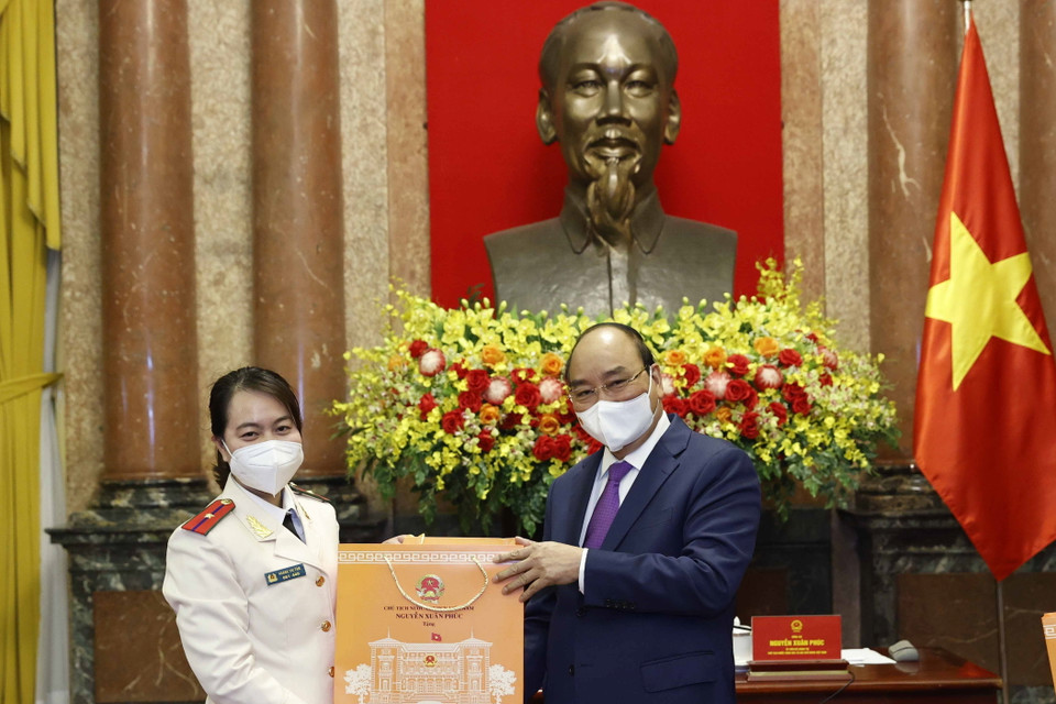 Chủ tịch nước Nguyễn Xuân Phúc tặng quà cho cán bộ y tế tiêu biểu toàn quốc. (Ảnh: Thống Nhất/TTXVN)