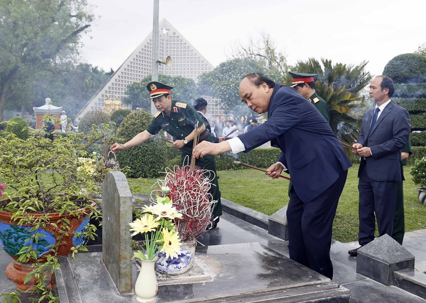 Chủ tịch nước Nguyễn Xuân Phúc dâng hương, hoa tưởng nhớ các Anh hùng liệt sỹ. (Ảnh: Thống Nhất/TTXVN)