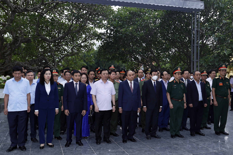 Chủ tịch nước Nguyễn Xuân Phúc dâng hương, hoa tưởng nhớ các Anh hùng liệt sỹ tại Nghĩa trang liệt sỹ Quốc gia A1. (Ảnh: Thống Nhất/TTXVN)