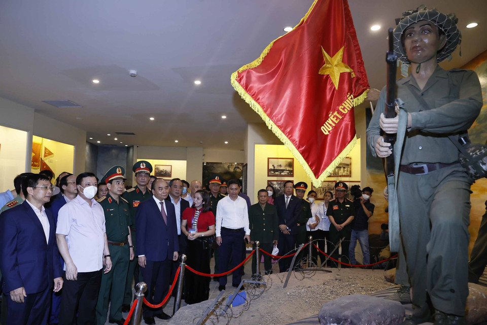 Chủ tịch nước Nguyễn Xuân Phúc thăm Bảo tàng Chiến thắng lịch sử Điện Biên Phủ. (Ảnh: Thống Nhất/TTXVN)