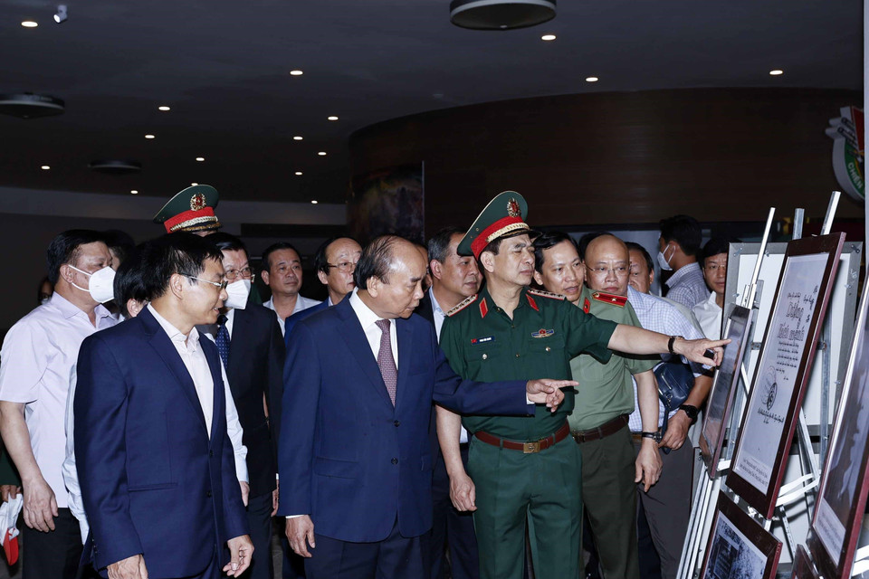 Chủ tịch nước Nguyễn Xuân Phúc thăm Bảo tàng Chiến thắng lịch sử Điện Biên Phủ. (Ảnh: Thống Nhất/TTXVN)