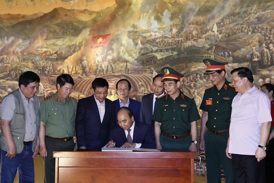 Chủ tịch nước Nguyễn Xuân Phúc ghi lưu bút khi đến thăm Bảo tàng Chiến thắng lịch sử Điện Biên Phủ. (Ảnh: Thống Nhất/TTXVN)