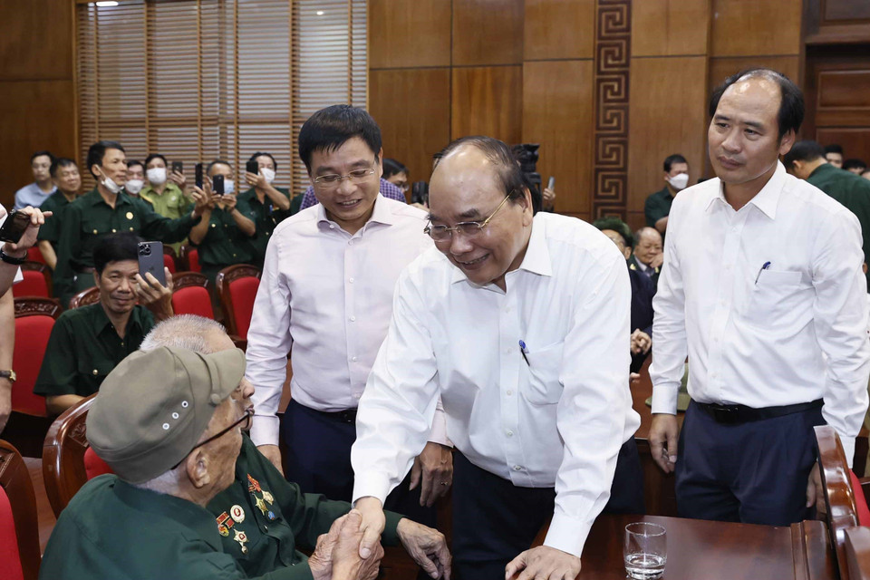 Chủ tịch nước Nguyễn Xuân Phúc thăm hỏi cựu chiến sỹ Điện Biên. (Ảnh: Thống Nhất/TTXVN)