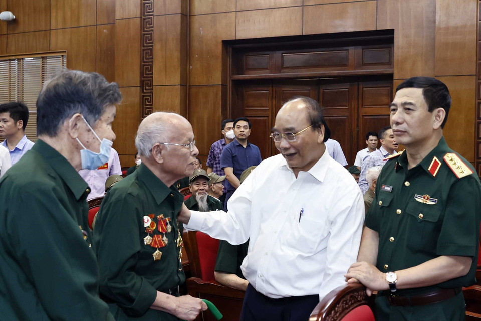 Chủ tịch nước Nguyễn Xuân Phúc thăm hỏi cựu chiến sỹ Điện Biên. (Ảnh: Thống Nhất/TTXVN)