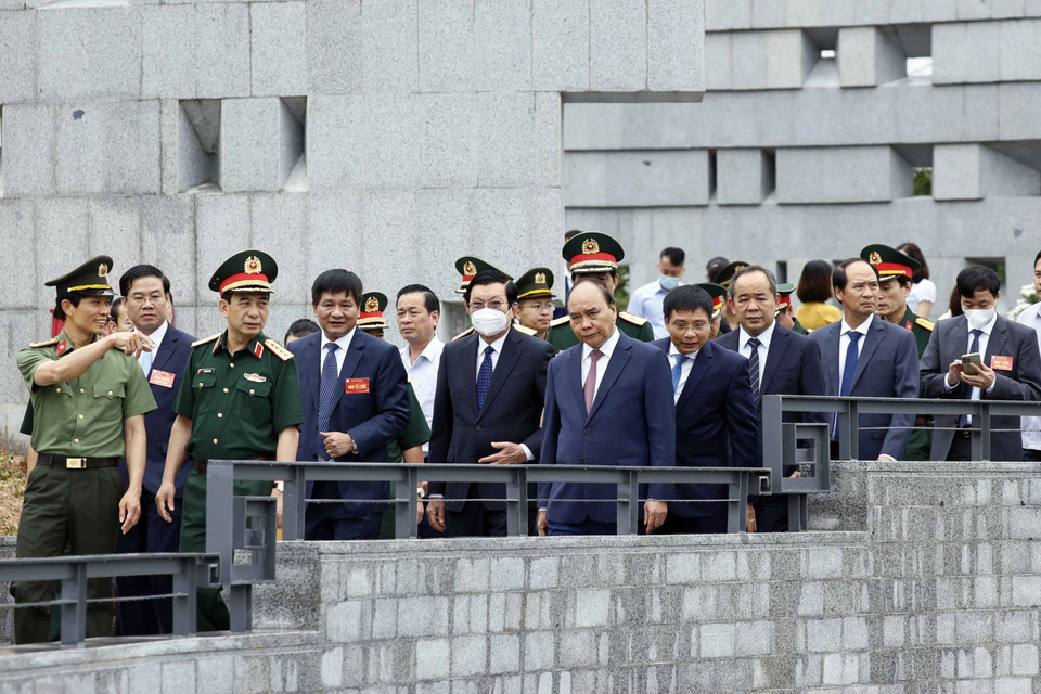 Chủ tịch nước Nguyễn Xuân Phúc và các đại biểu tham quan khuôn viên Đền thờ liệt sỹ tại chiến trường Điện Biên Phủ. (Ảnh: Thống Nhất/TTXVN)