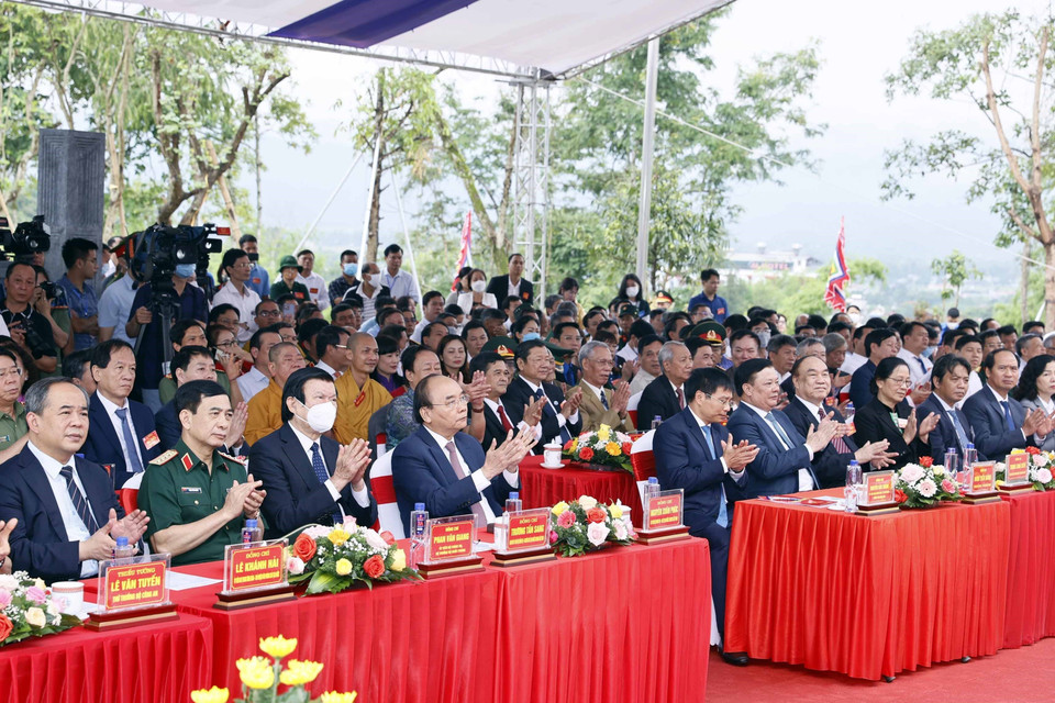 Chủ tịch nước Nguyễn Xuân Phúc và các đại biểu dự Lễ khánh thành Đền thờ liệt sỹ tại chiến trường Điện Biên Phủ. (Ảnh: Thống Nhất/TTXVN)