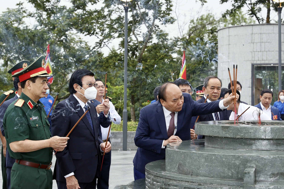 Chủ tịch nước Nguyễn Xuân Phúc và các đại biểu dâng hương tại Đền thờ liệt sỹ tại chiến trường Điện Biên Phủ. (Ảnh: Thống Nhất/TTXVN)