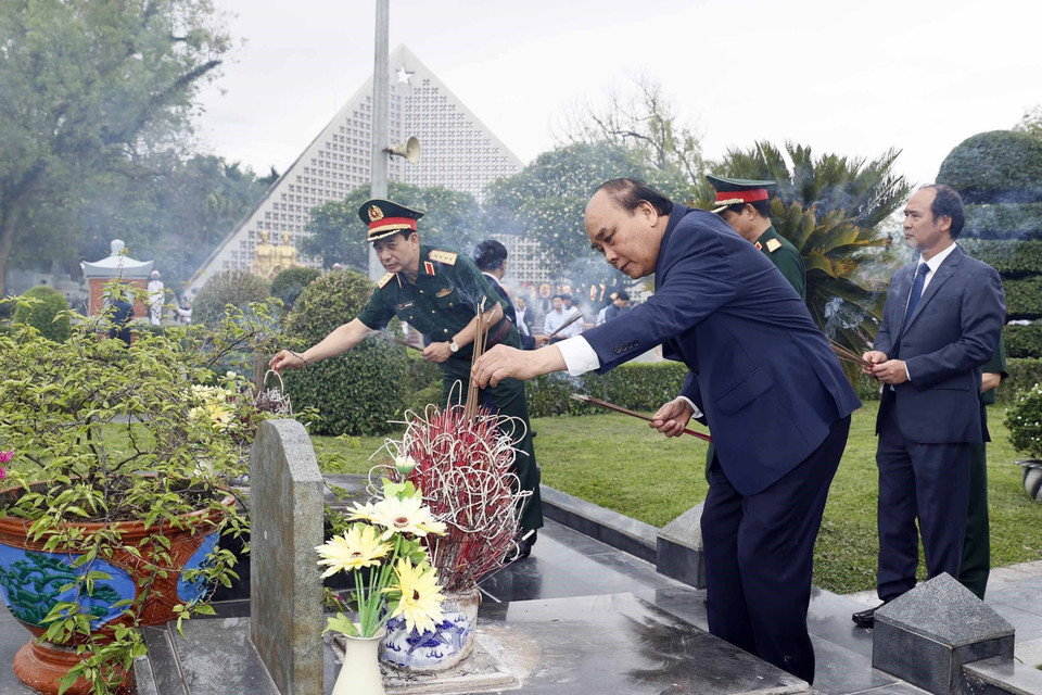 Chủ tịch nước Nguyễn Xuân Phúc dâng hương, hoa tưởng nhớ các Anh hùng liệt sỹ tại Nghĩa trang liệt sỹ Quốc gia A1. (Ảnh: Thống Nhất/TTXVN)